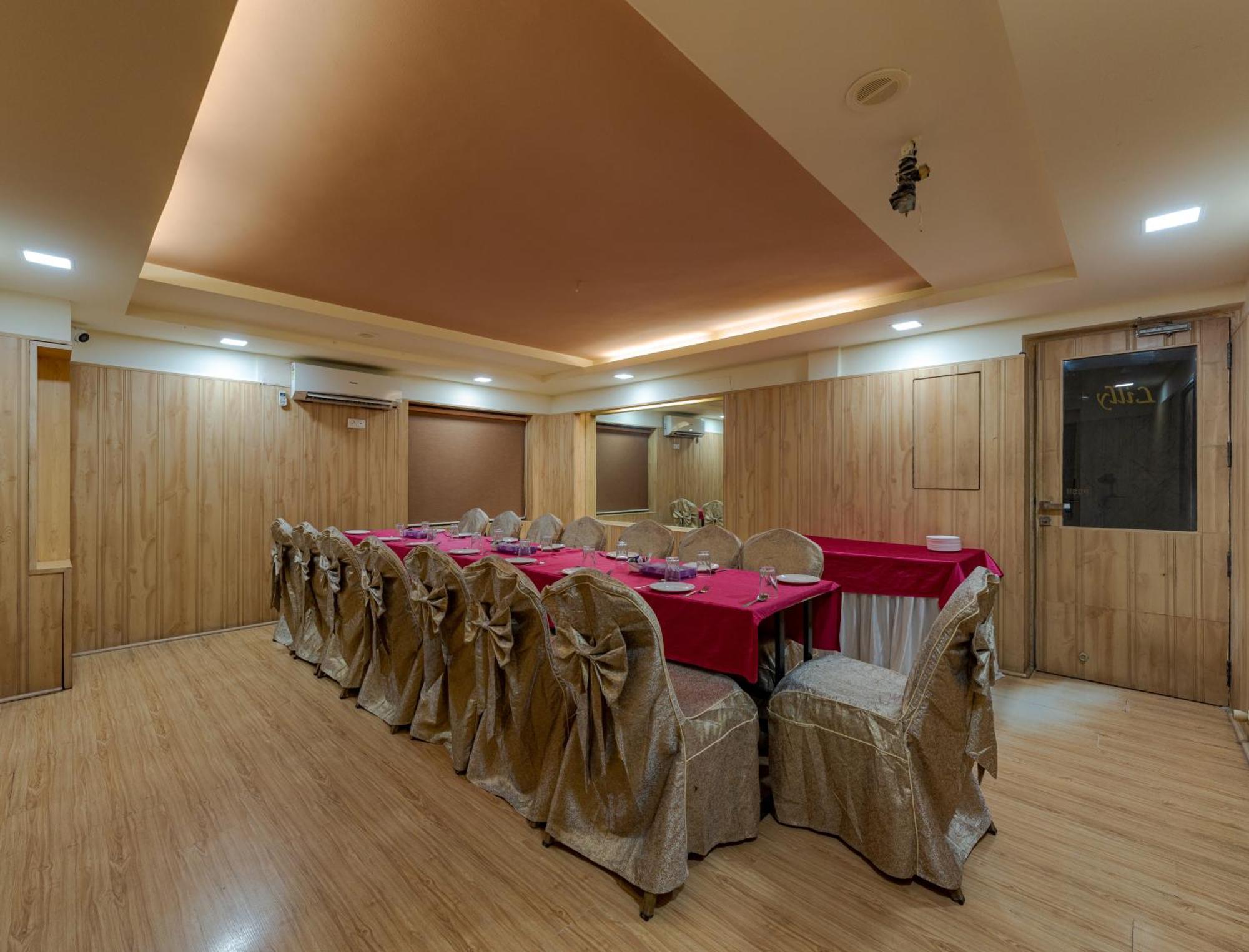 Hotel Surya Executive 3 Star Hotel Солапур Екстериор снимка