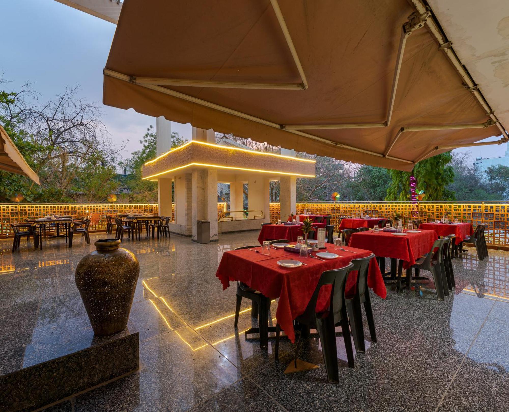 Hotel Surya Executive 3 Star Hotel Солапур Екстериор снимка