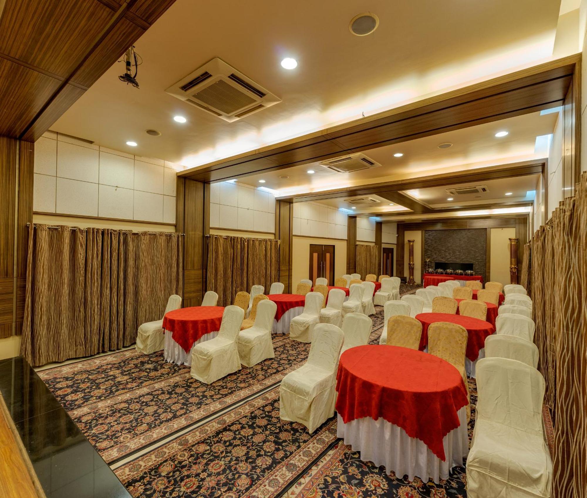 Hotel Surya Executive 3 Star Hotel Солапур Екстериор снимка
