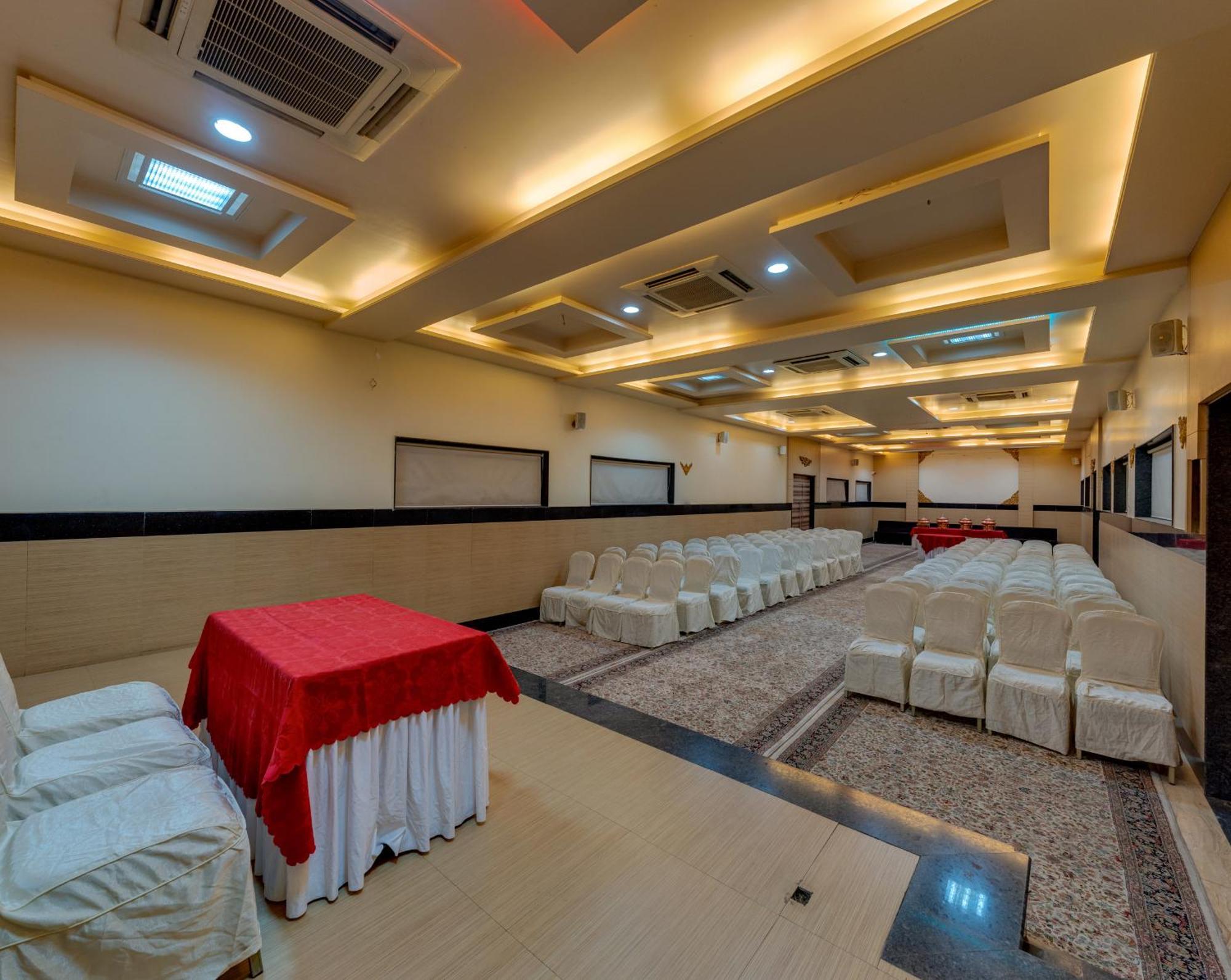 Hotel Surya Executive 3 Star Hotel Солапур Екстериор снимка
