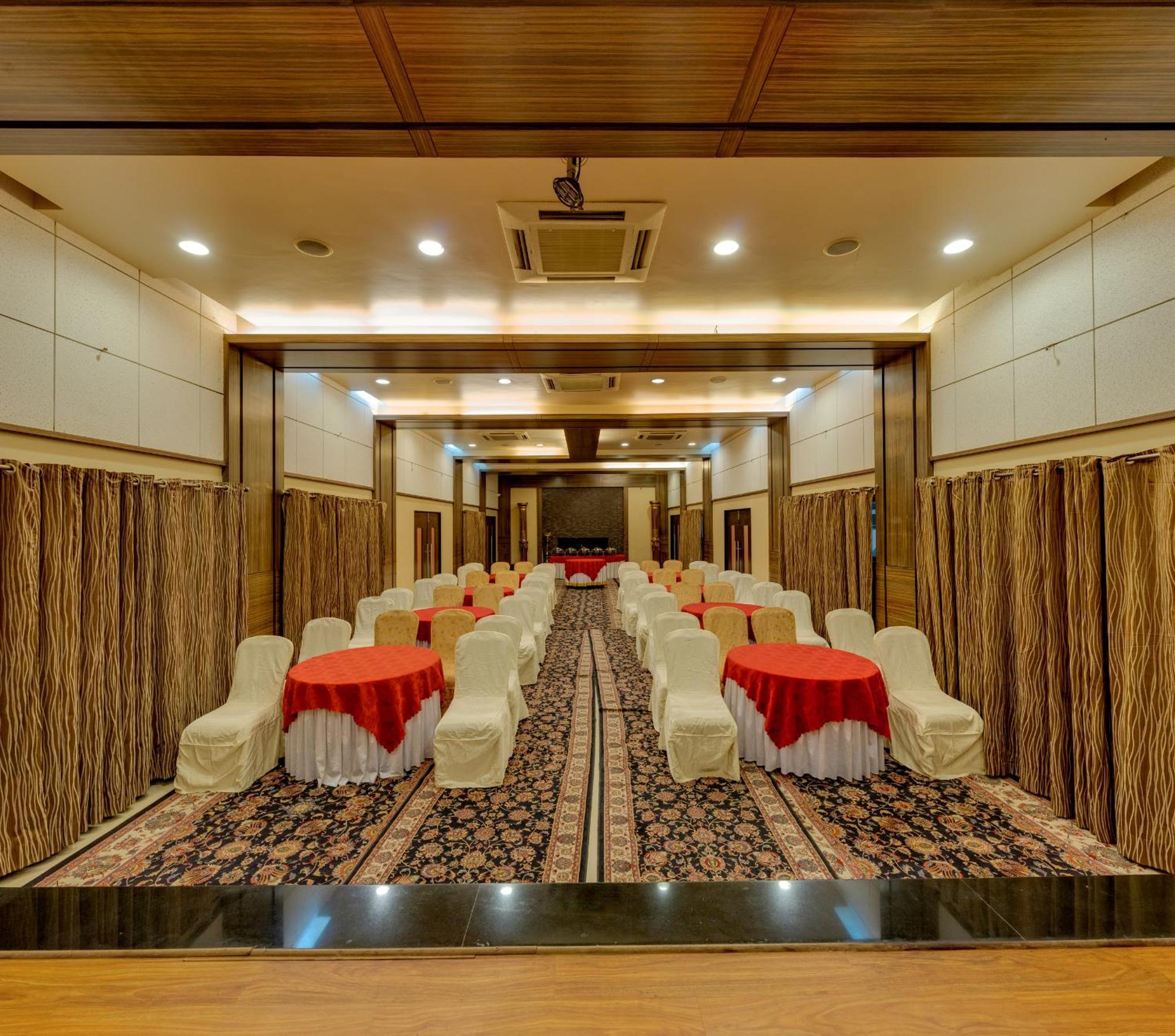 Hotel Surya Executive 3 Star Hotel Солапур Екстериор снимка