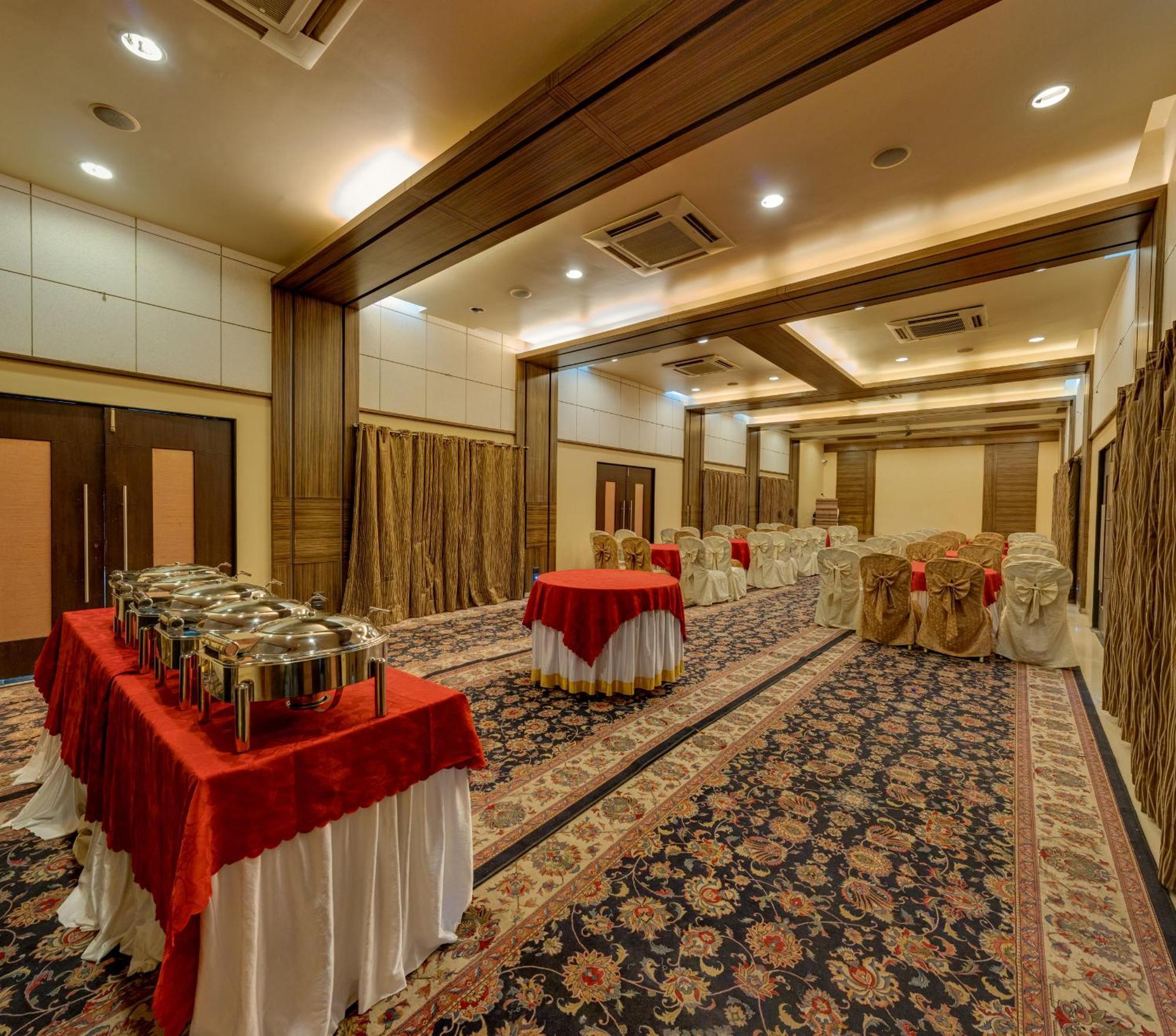 Hotel Surya Executive 3 Star Hotel Солапур Екстериор снимка