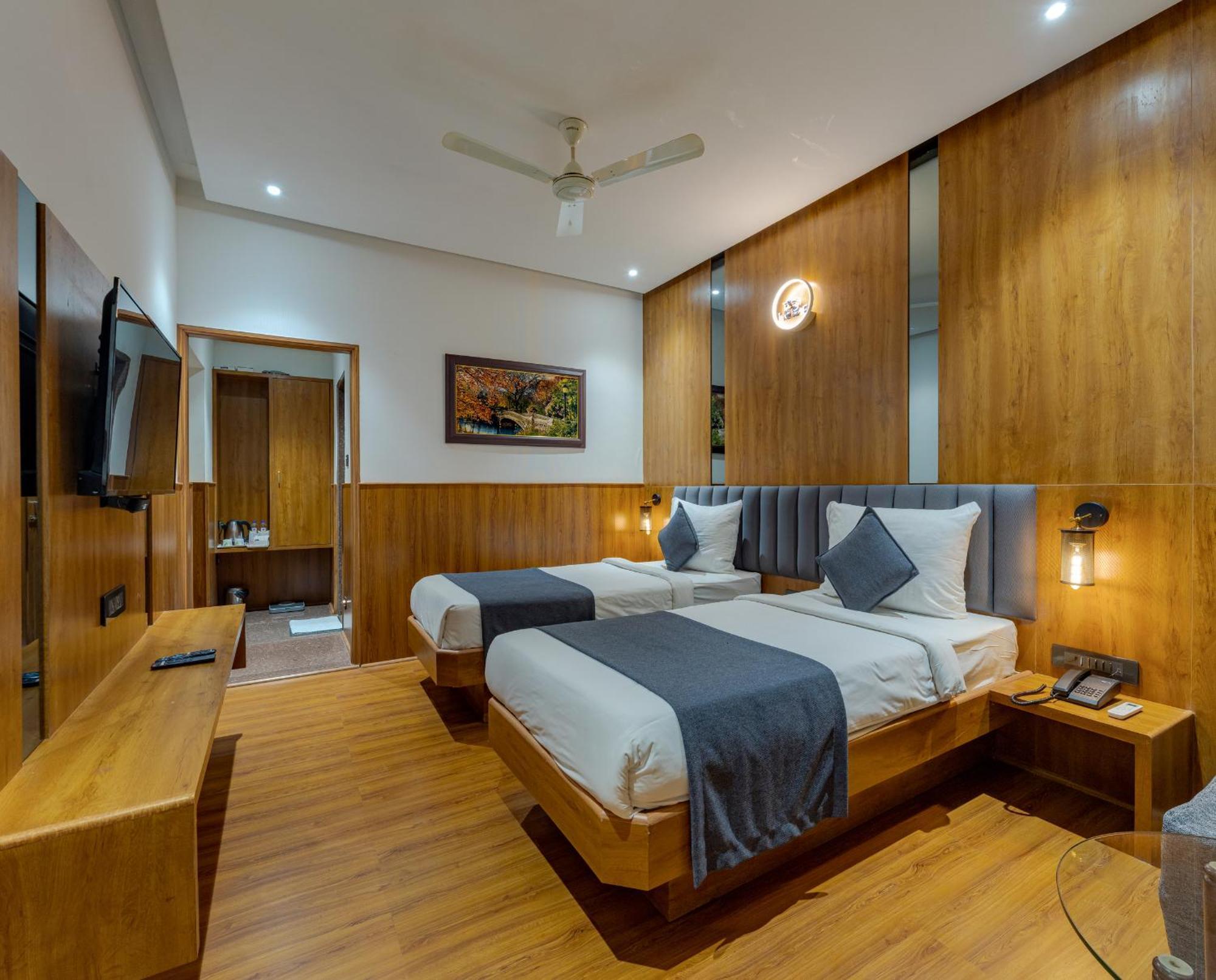 Hotel Surya Executive 3 Star Hotel Солапур Екстериор снимка