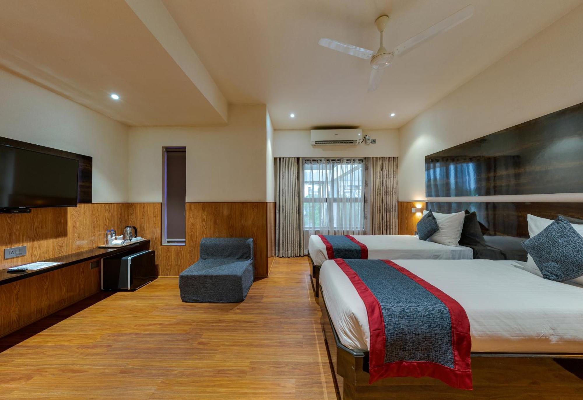 Hotel Surya Executive 3 Star Hotel Солапур Екстериор снимка