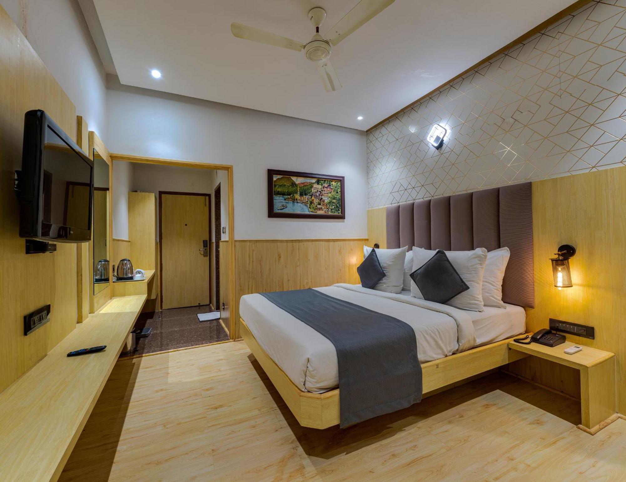 Hotel Surya Executive 3 Star Hotel Солапур Екстериор снимка