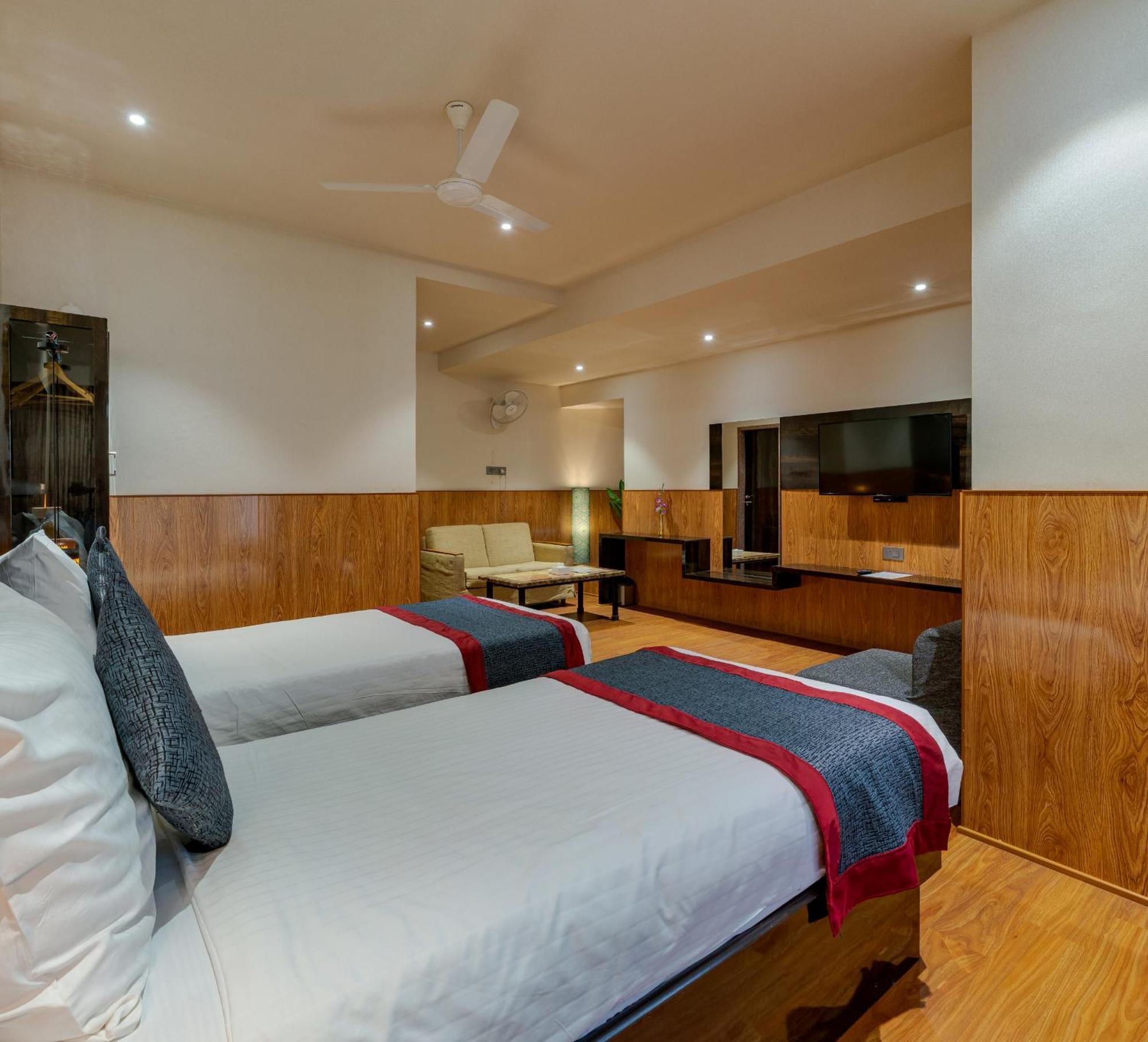 Hotel Surya Executive 3 Star Hotel Солапур Екстериор снимка