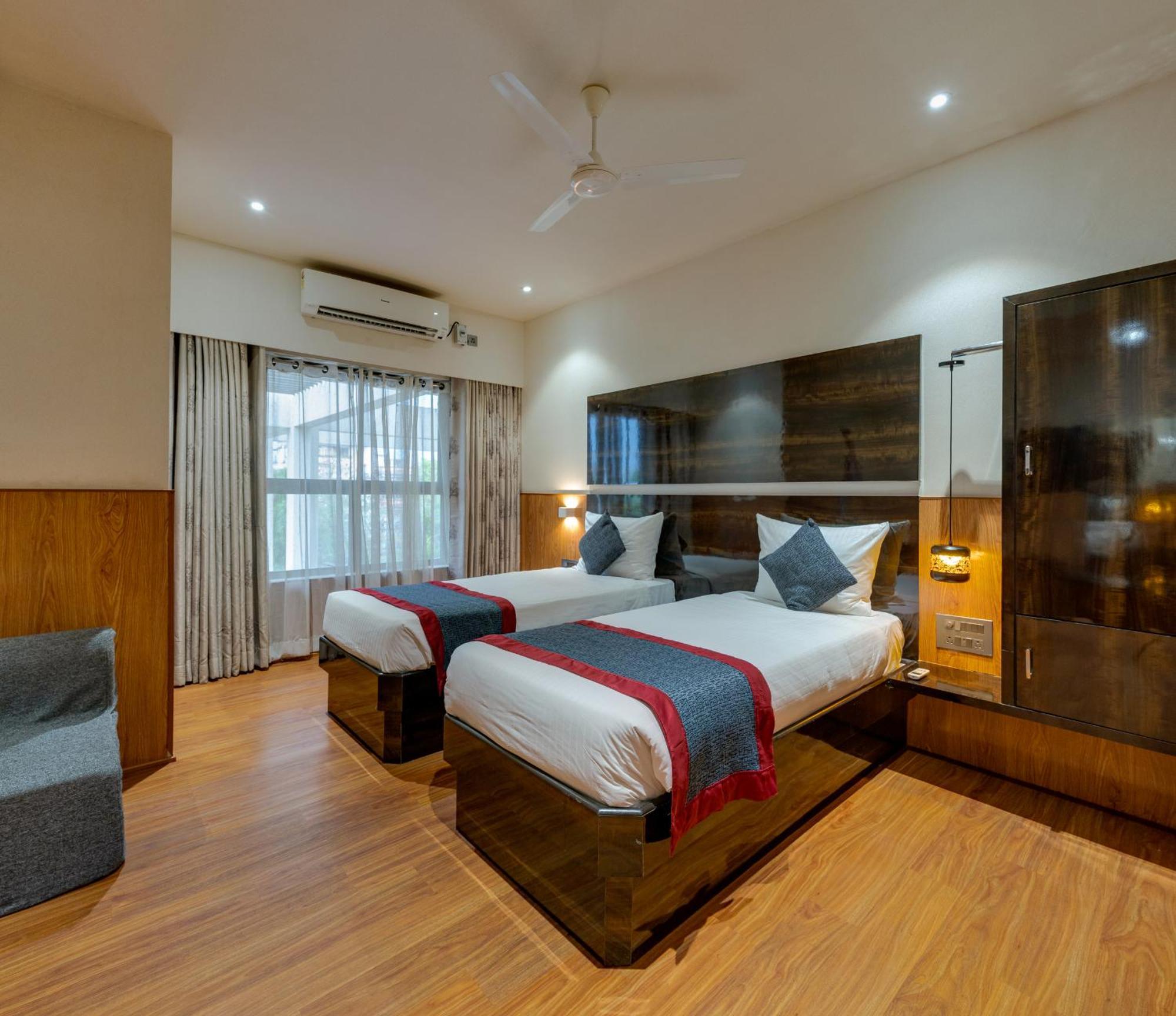 Hotel Surya Executive 3 Star Hotel Солапур Екстериор снимка