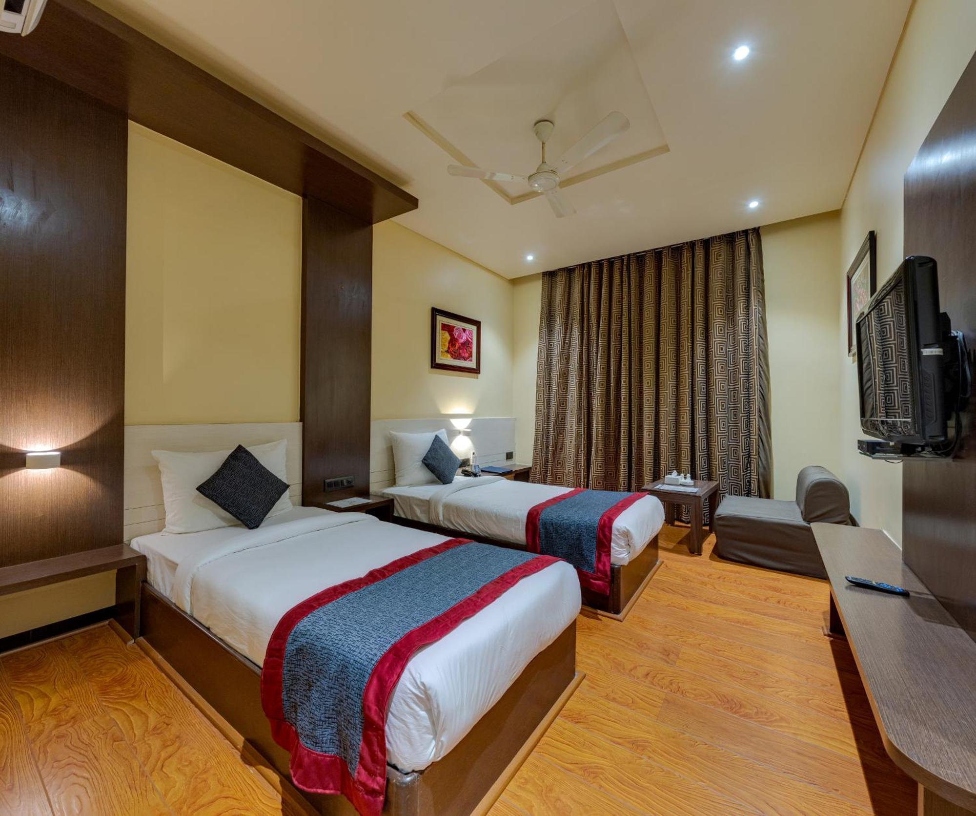 Hotel Surya Executive 3 Star Hotel Солапур Екстериор снимка
