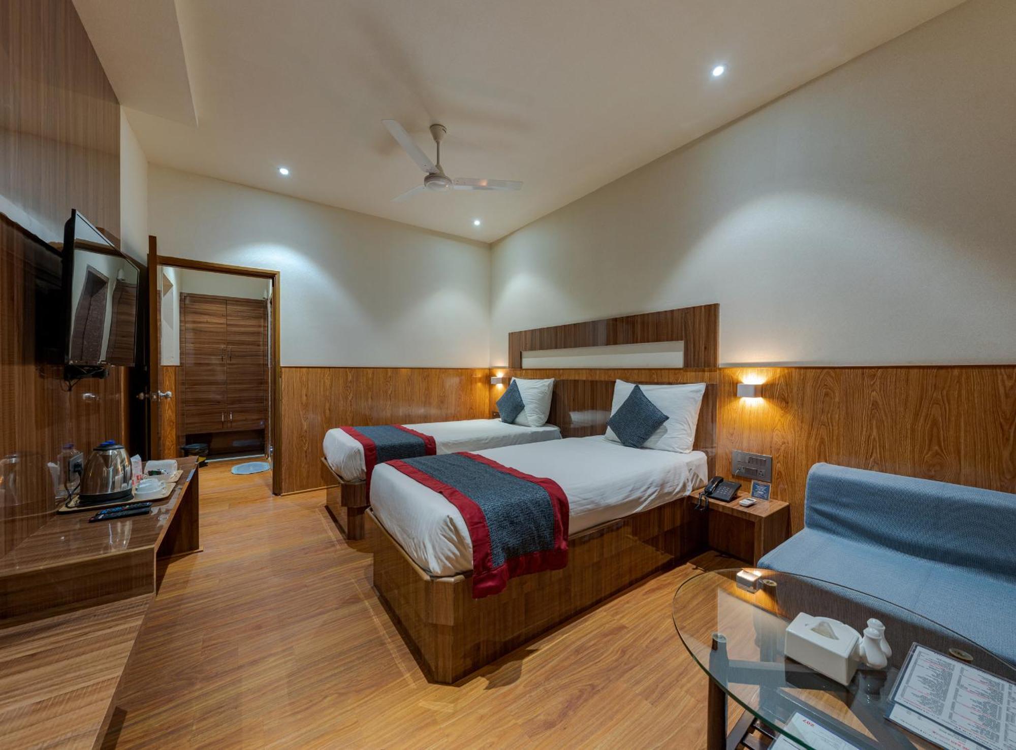Hotel Surya Executive 3 Star Hotel Солапур Екстериор снимка
