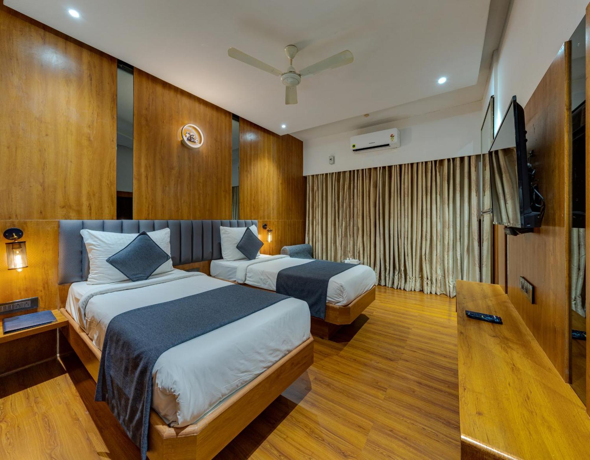 Hotel Surya Executive 3 Star Hotel Солапур Екстериор снимка