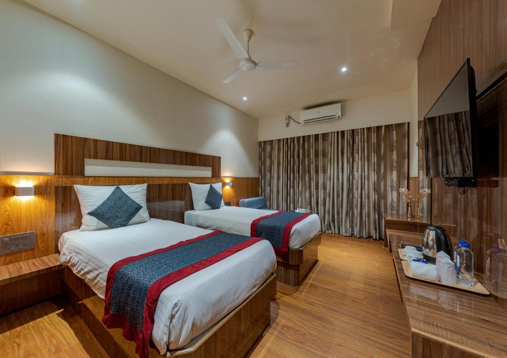 Hotel Surya Executive 3 Star Hotel Солапур Екстериор снимка