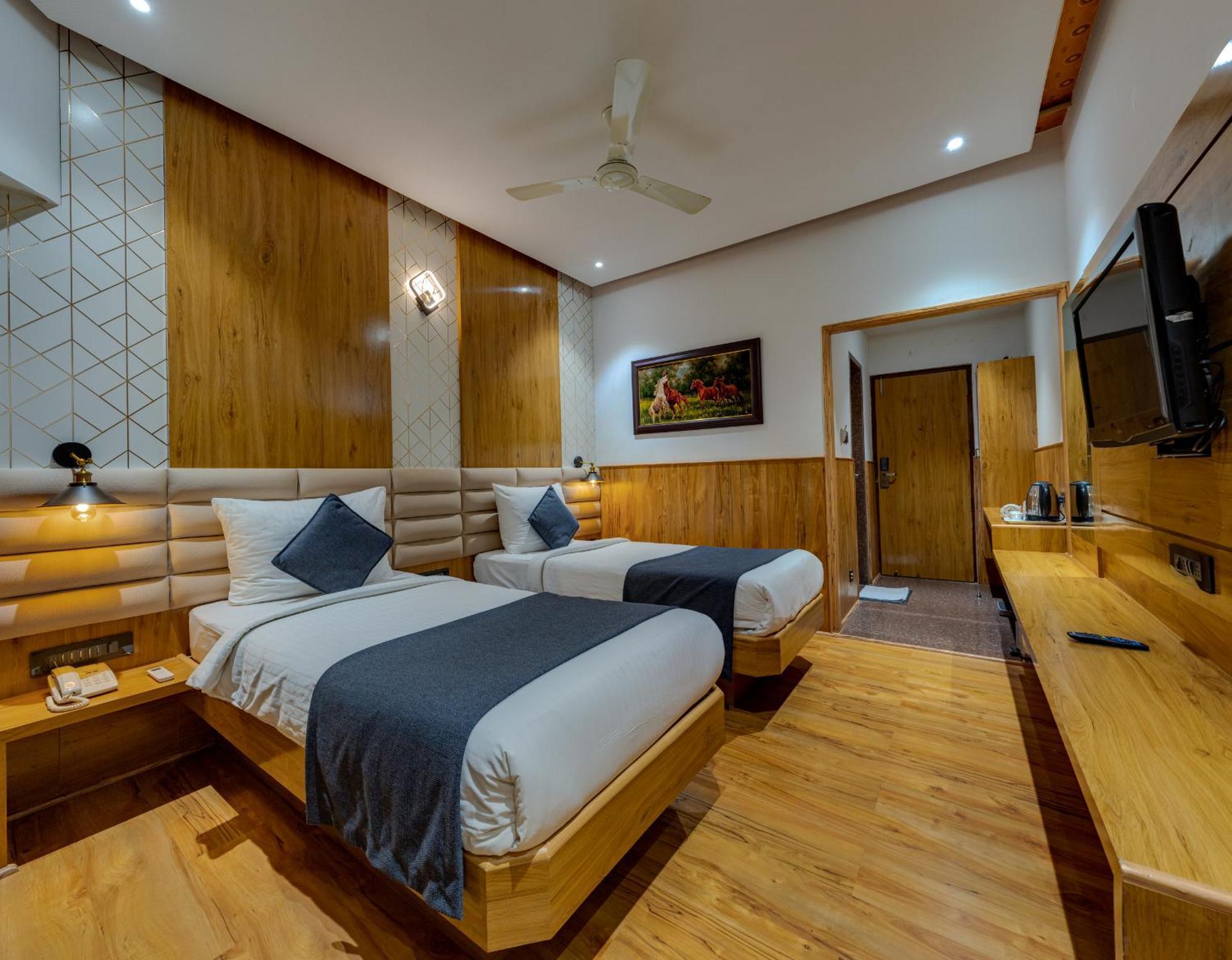 Hotel Surya Executive 3 Star Hotel Солапур Екстериор снимка