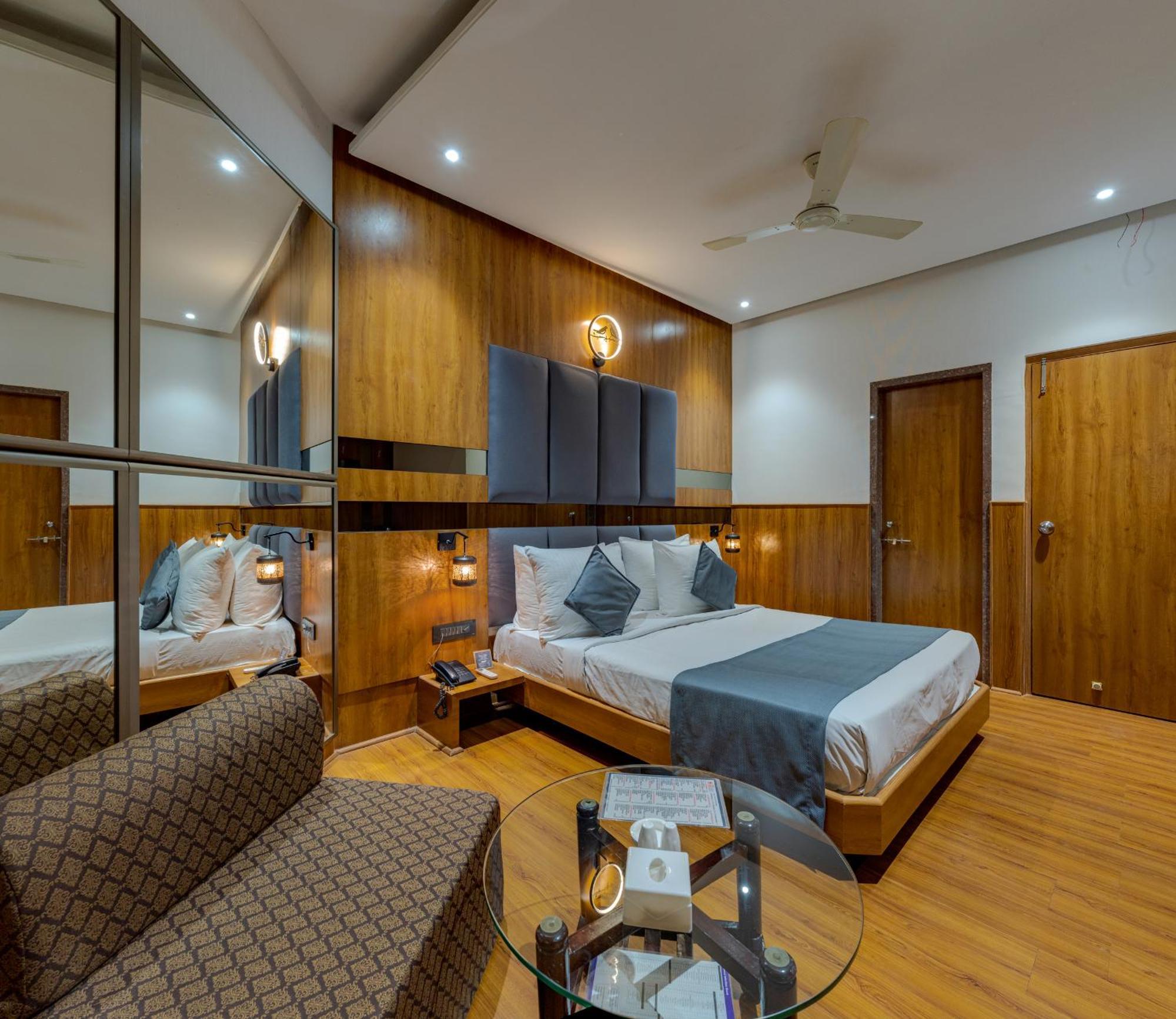 Hotel Surya Executive 3 Star Hotel Солапур Екстериор снимка