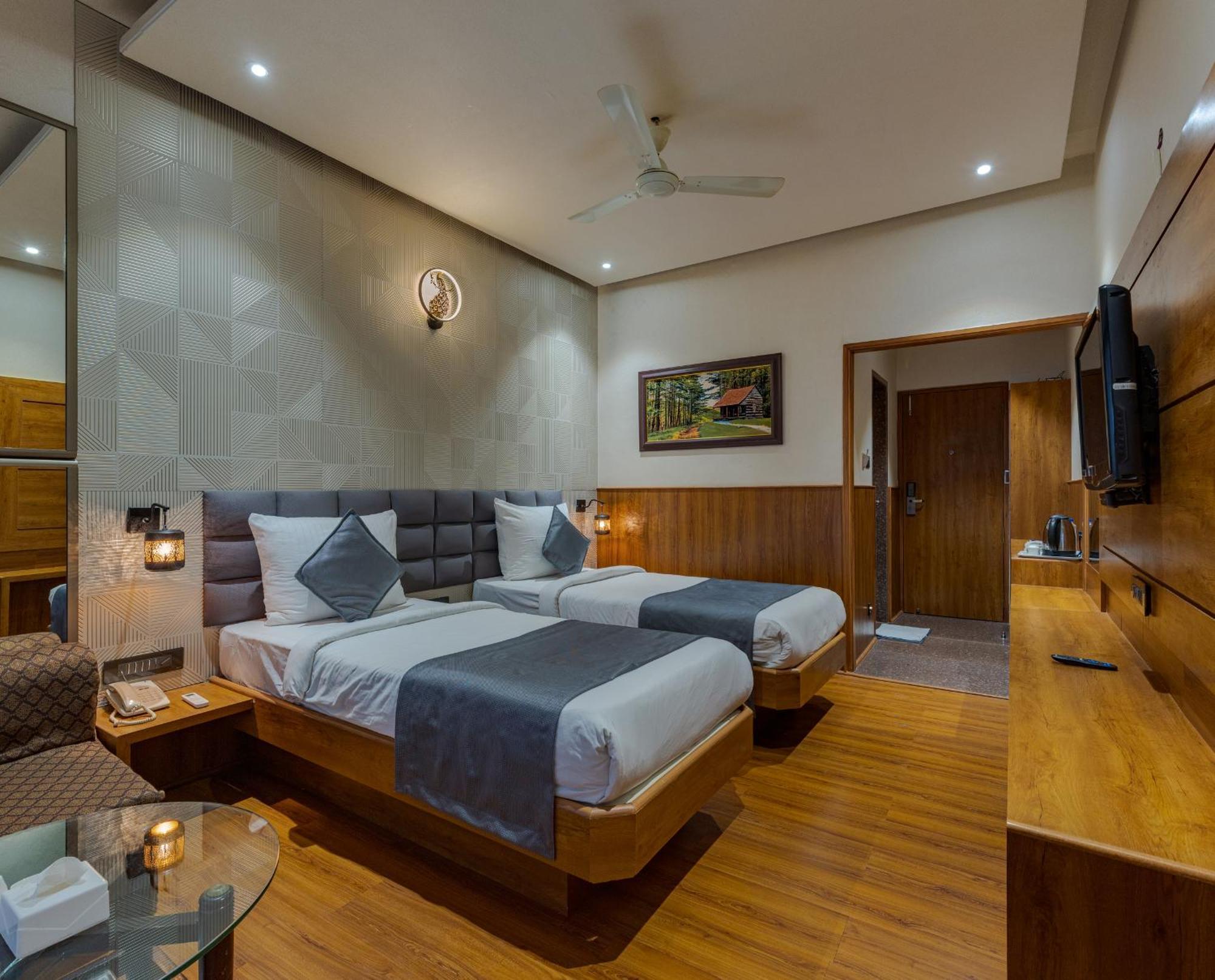 Hotel Surya Executive 3 Star Hotel Солапур Екстериор снимка