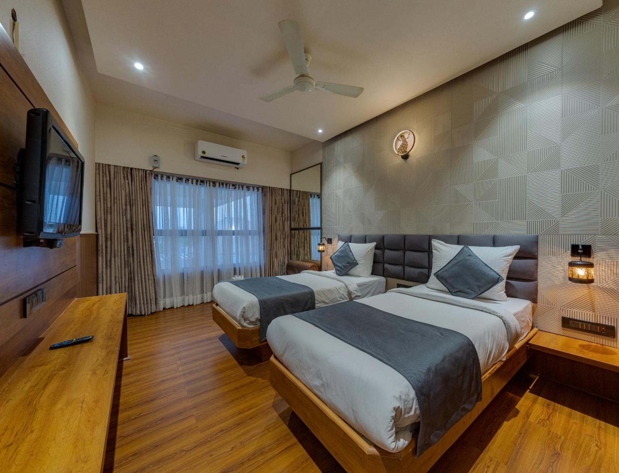 Hotel Surya Executive 3 Star Hotel Солапур Екстериор снимка