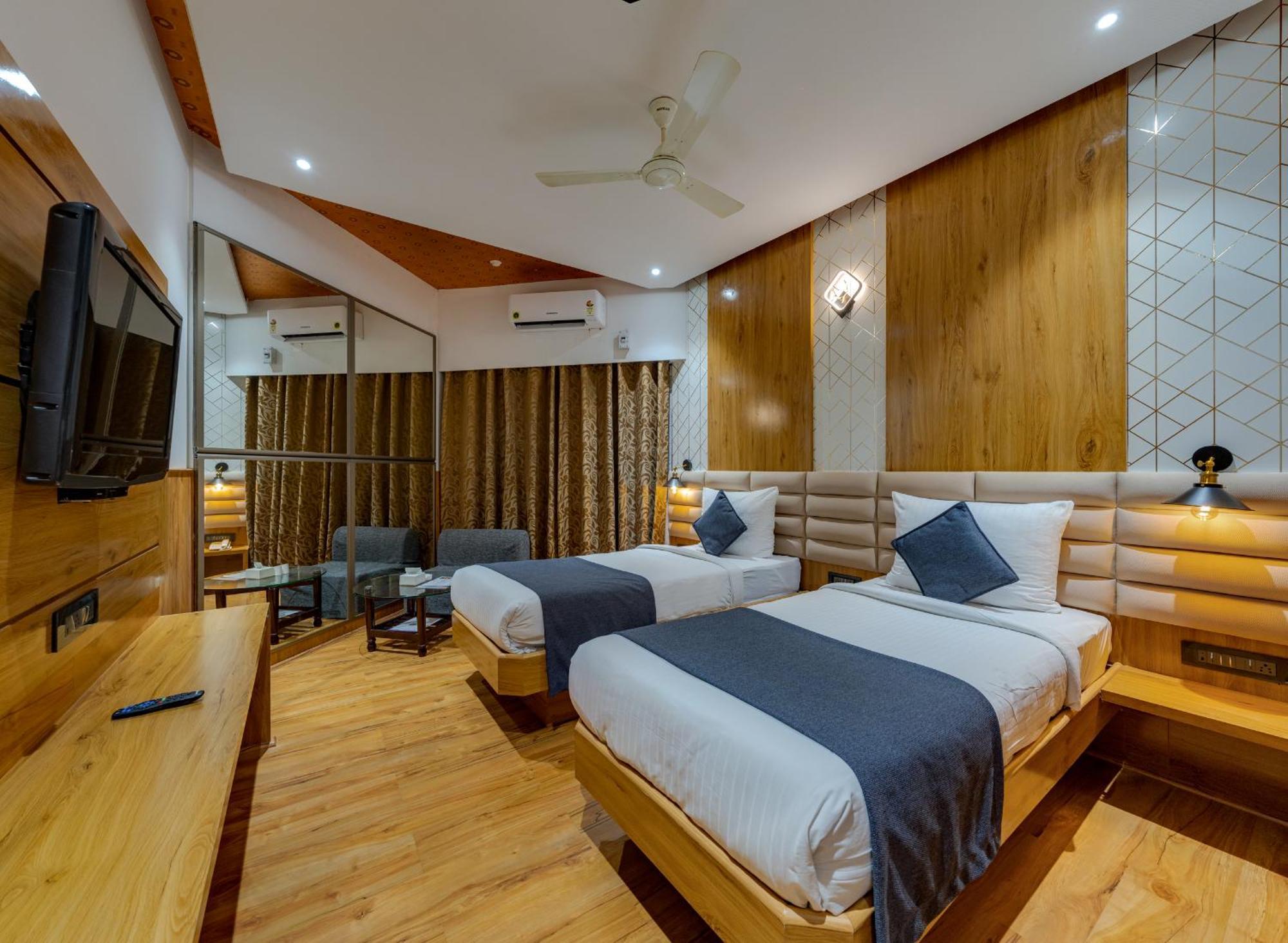 Hotel Surya Executive 3 Star Hotel Солапур Екстериор снимка
