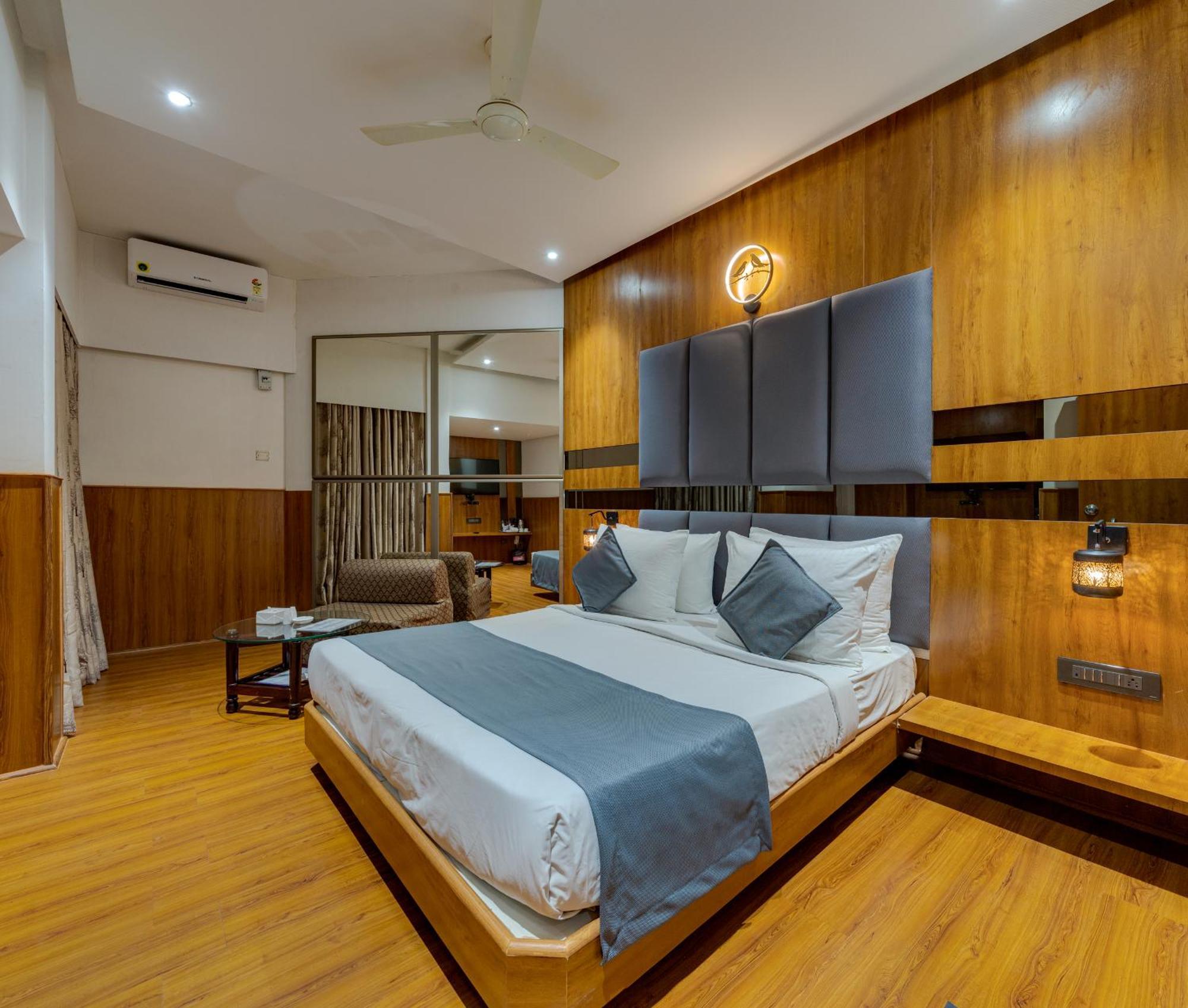 Hotel Surya Executive 3 Star Hotel Солапур Екстериор снимка