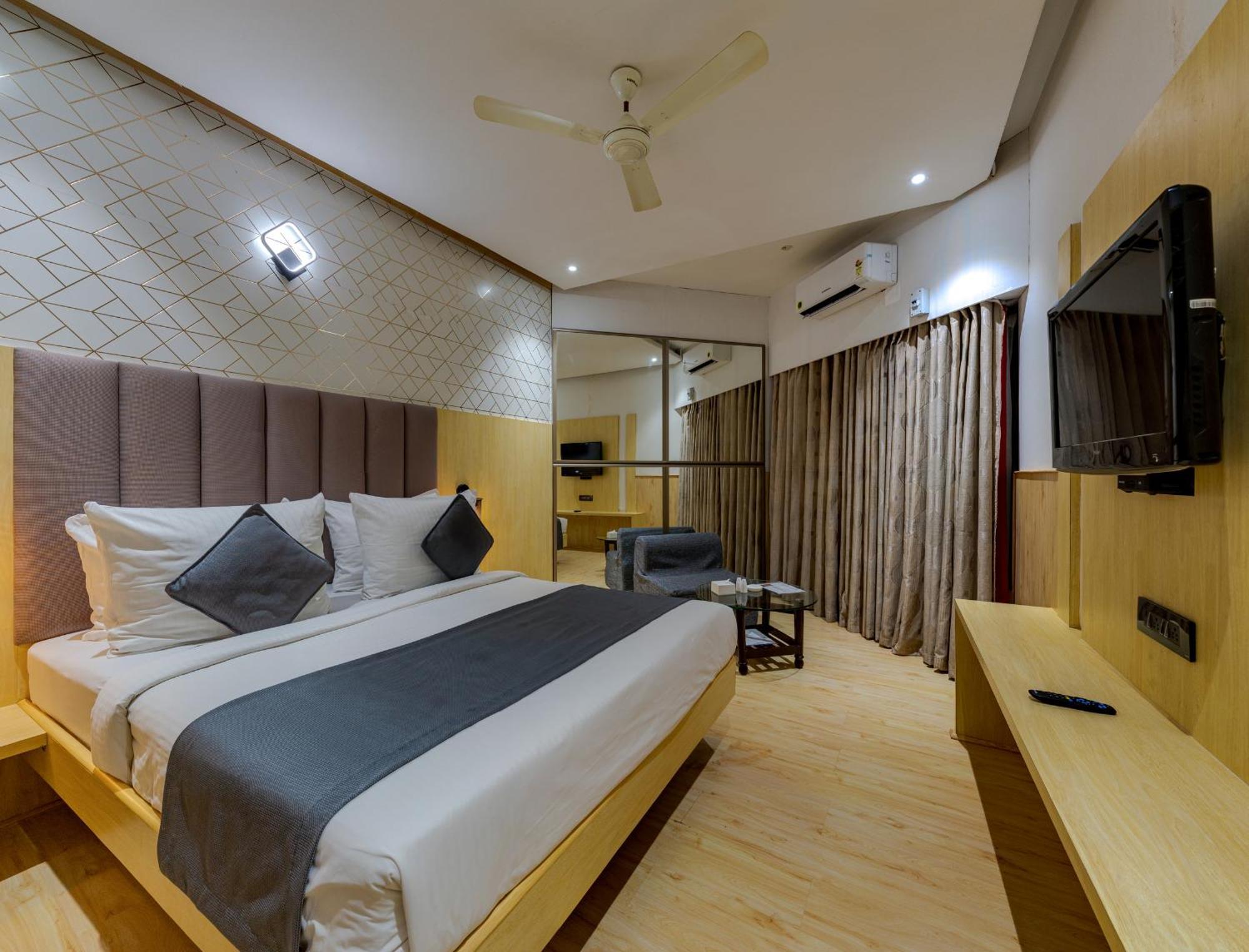 Hotel Surya Executive 3 Star Hotel Солапур Екстериор снимка